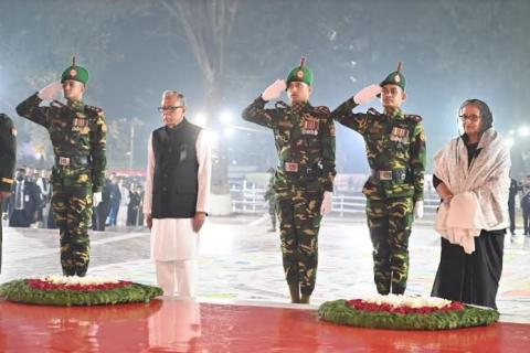 একুশের প্রথম প্রহরে রাত ১২টা ১মিনিটে কেন্দ্রীয় শহীদ মিনারে ভাষা শহীদদের প্রতি শ্রদ্ধা জানান রাষ্ট্রপতি আবদুল হামিদ ও প্রধানমন্ত্রী শেখ হাসিনা।