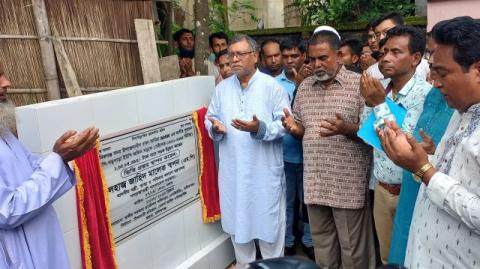 শুক্রবার মানিকগঞ্জ সদরে দেড় কিলোমিটার পাকা রাস্তার নির্মাণকাজের ভিত্তিপ্রস্তর উদ্বোধন করেন স্বাস্থ্যমন্ত্রী জাহিদ মালেক