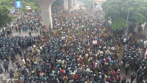 শাহবাগে পুলিশের ব্যারিকেড ভেঙে বাংলা মোটরের দিকে এগিয়ে যান কোটা আন্দোলনকারীরা